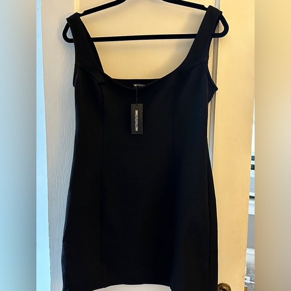 PrettyLittleThing Square-neck Tailored Bodycon Dress - Picture 4 of 5
